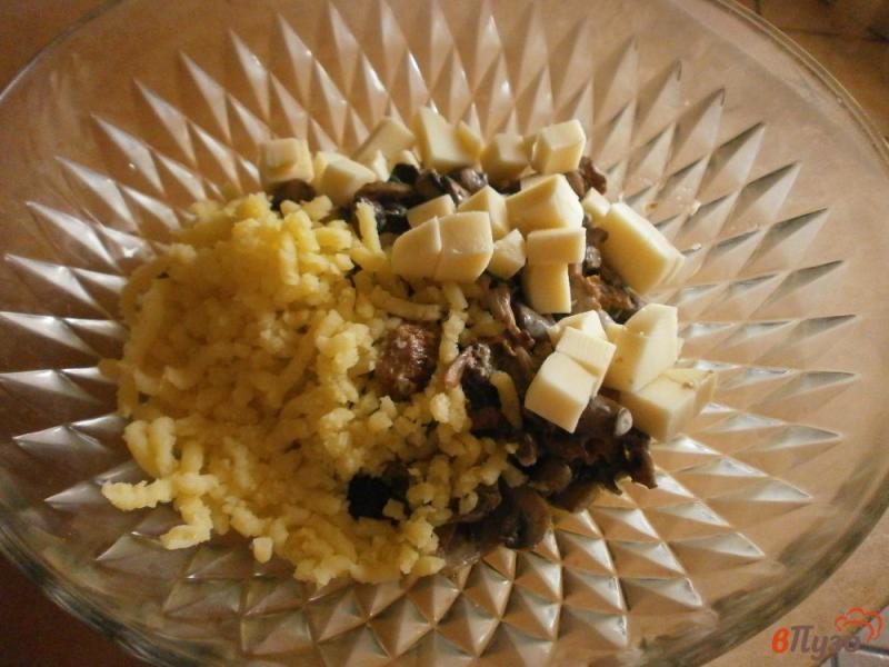 Фото приготовление рецепта: Слойки с грибами, картофелем и сыром шаг №3