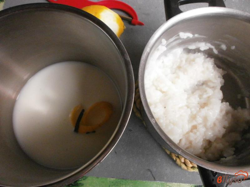 Фото приготовление рецепта: Десерт из рисового крема с айвой гренадин шаг №2