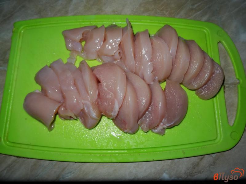 Фото приготовление рецепта: Куриная грудка в сметане шаг №2
