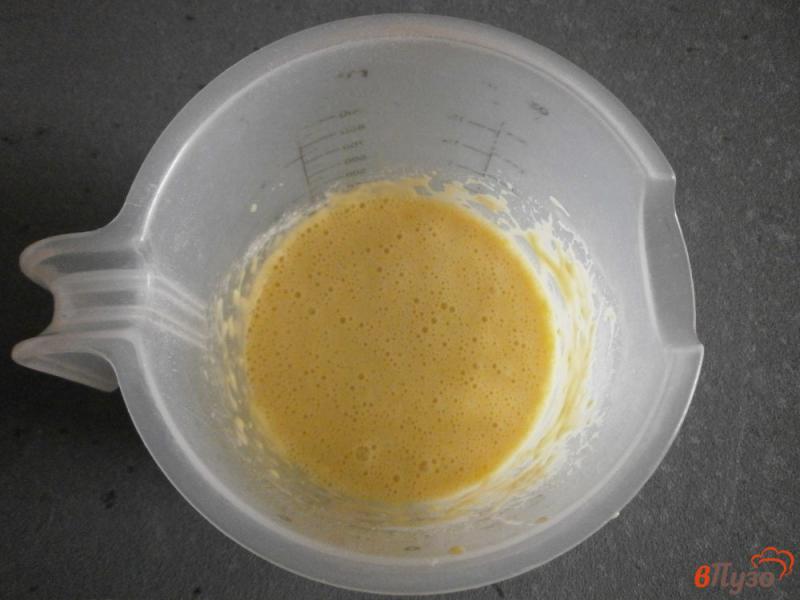 Фото приготовление рецепта: Французский омлет с авокадо, ветчиной и сыром шаг №5