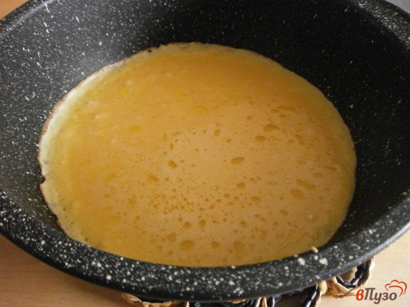 Фото приготовление рецепта: Французский омлет с авокадо, ветчиной и сыром шаг №6