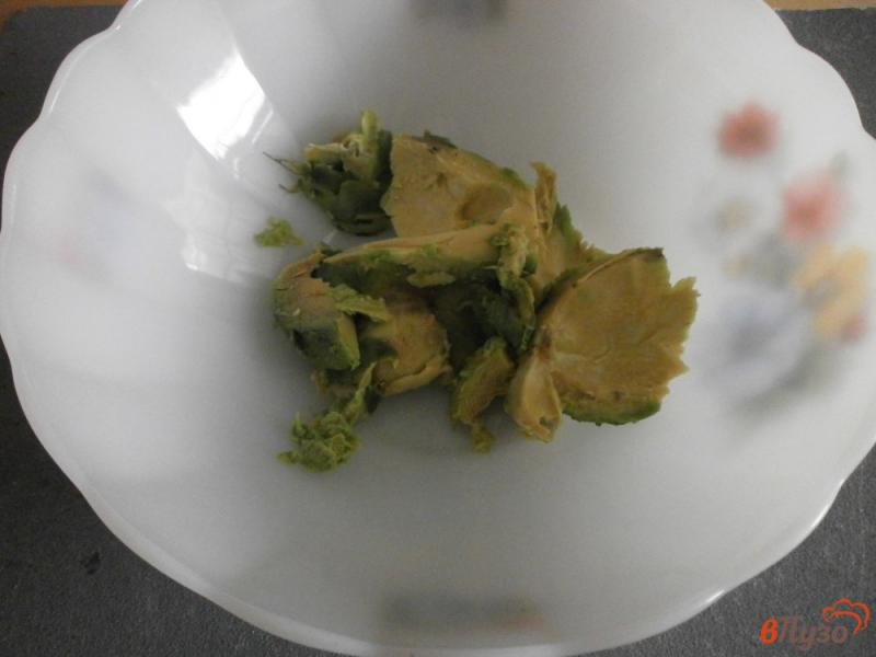 Фото приготовление рецепта: Французский омлет с авокадо, ветчиной и сыром шаг №8