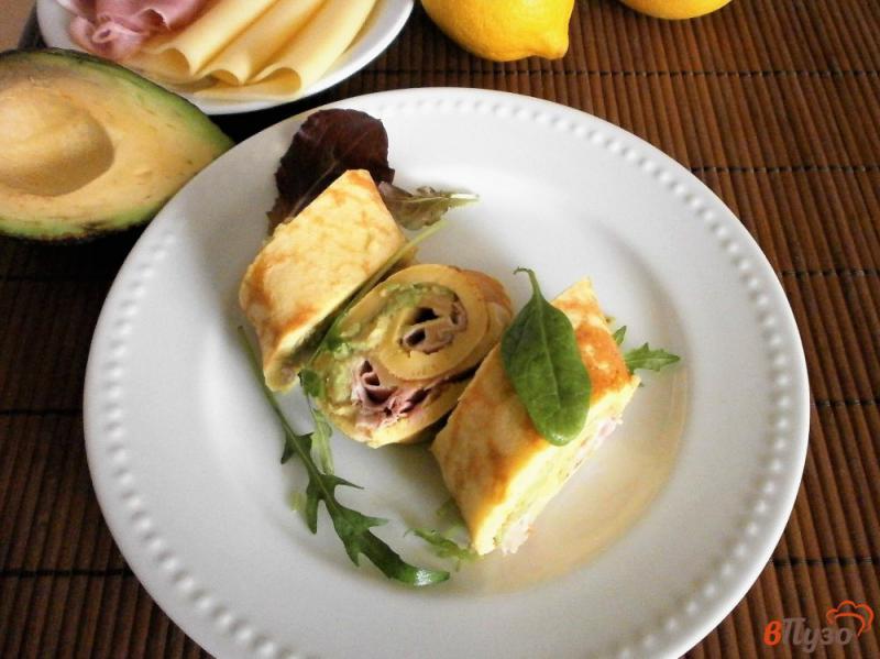 Фото приготовление рецепта: Французский омлет с авокадо, ветчиной и сыром шаг №13