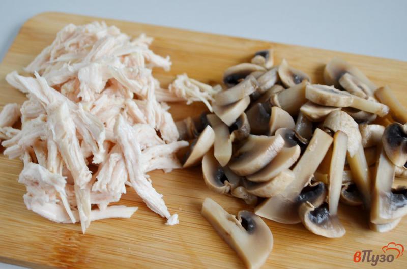 Фото приготовление рецепта: Салат куриный с сельдереем  и грибами шаг №3