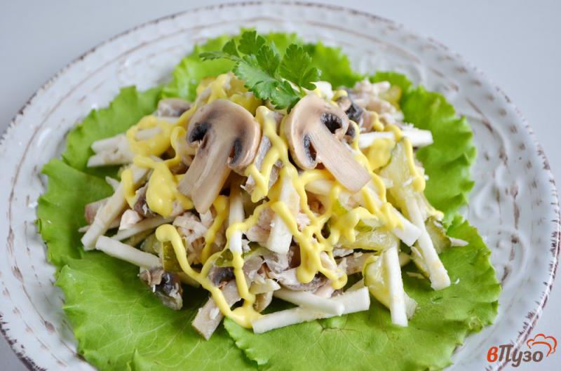 Фото приготовление рецепта: Салат куриный с сельдереем  и грибами шаг №5