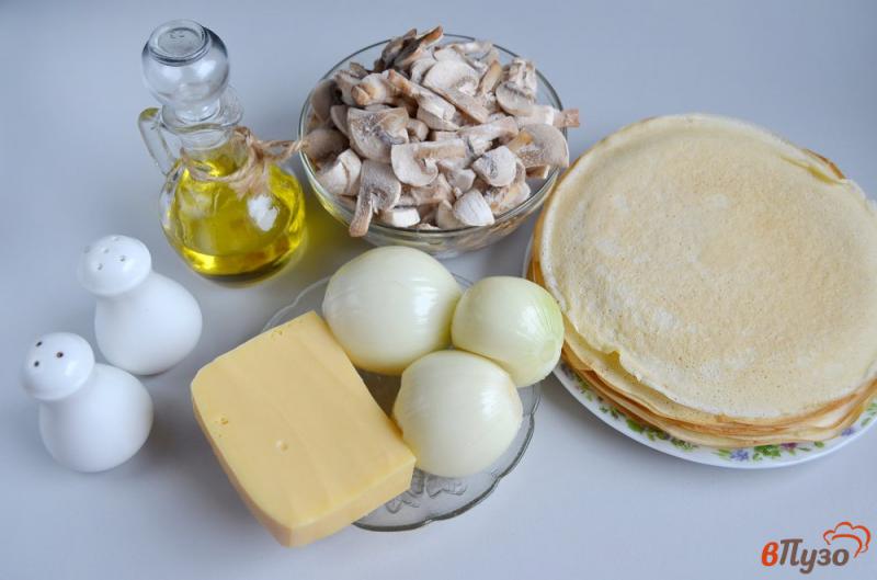 Фото приготовление рецепта: Блинный пирог с грибами и сыром шаг №1