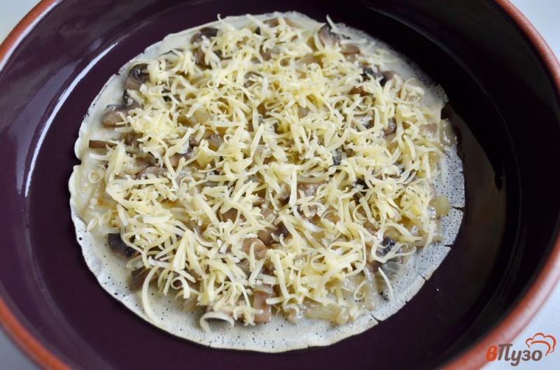 Фото приготовление рецепта: Блинный пирог с грибами и сыром шаг №7