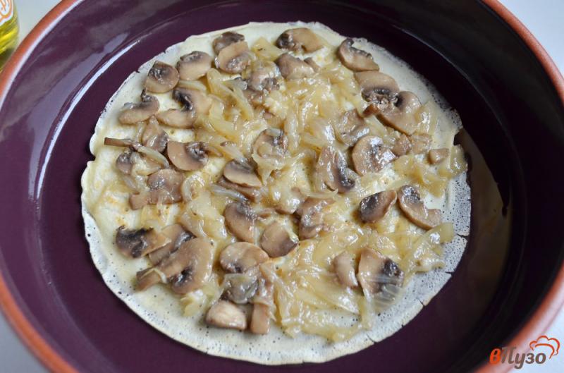 Фото приготовление рецепта: Блинный пирог с грибами и сыром шаг №6