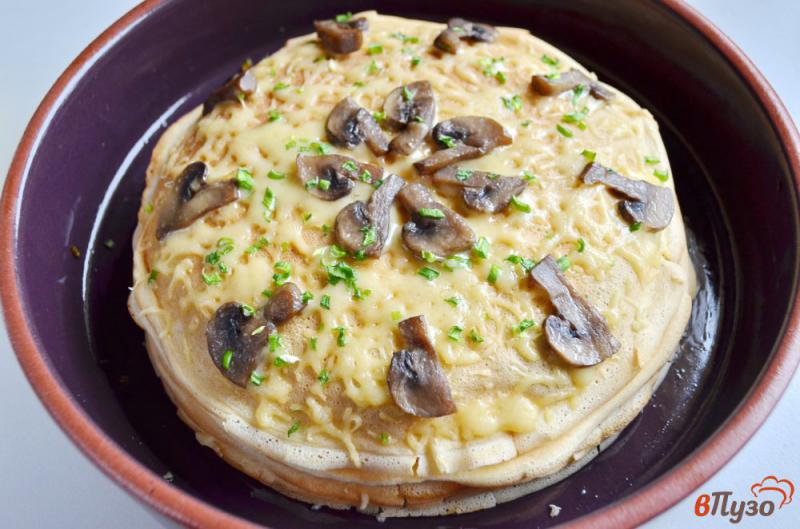 Фото приготовление рецепта: Блинный пирог с грибами и сыром шаг №9