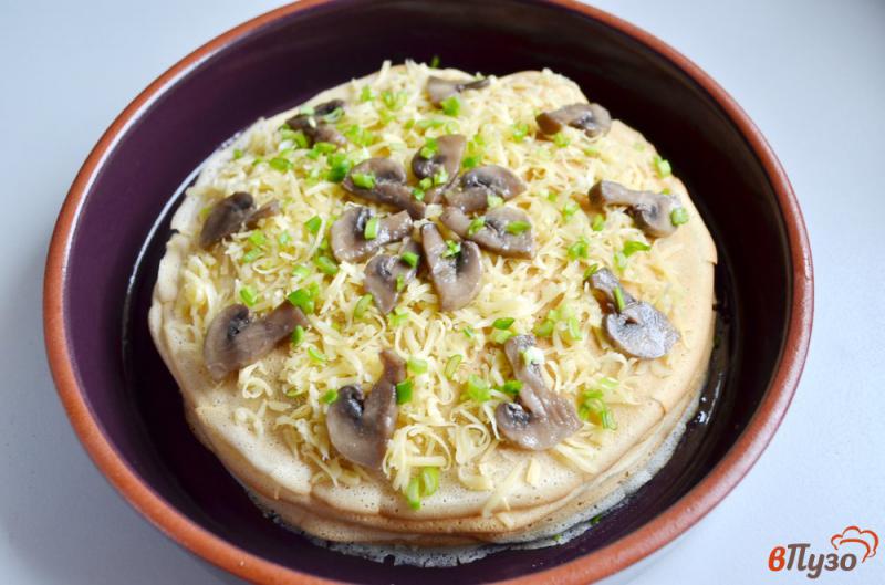 Фото приготовление рецепта: Блинный пирог с грибами и сыром шаг №8