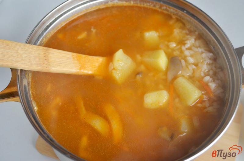 Фото приготовление рецепта: Суп с вешенкой, рисом и яйцом шаг №9