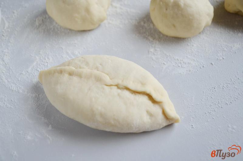 Фото приготовление рецепта: Пирожки с капустой в духовке шаг №7