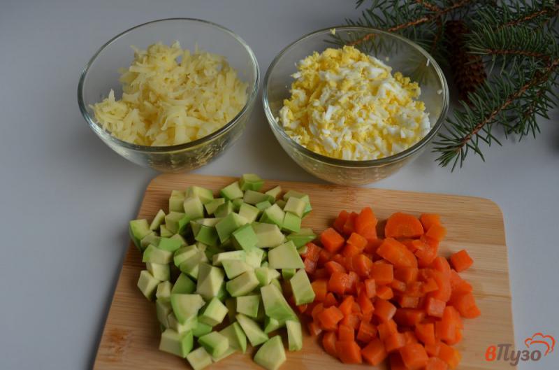 Фото приготовление рецепта: Салат «Праздничный» с авокадо и креветками шаг №3