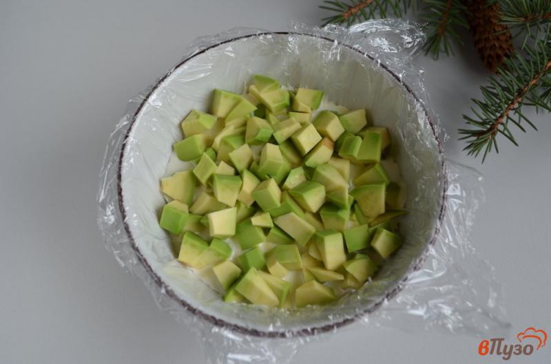 Фото приготовление рецепта: Салат «Праздничный» с авокадо и креветками шаг №8