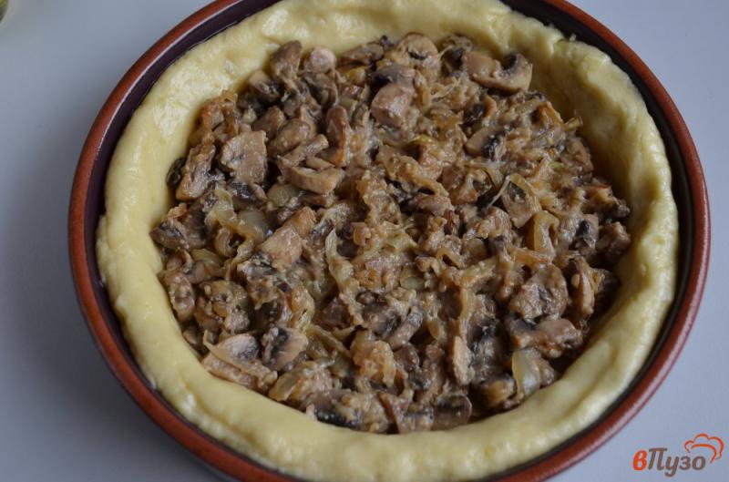 Фото приготовление рецепта: Картофельный пирог с грибами и сыром шаг №8
