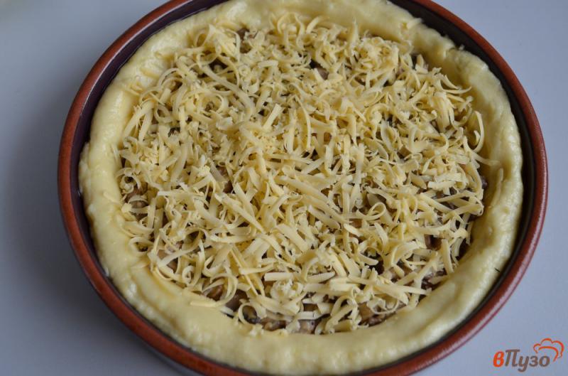 Фото приготовление рецепта: Картофельный пирог с грибами и сыром шаг №9