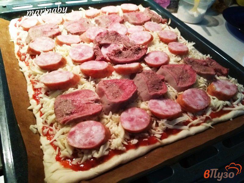 Фото приготовление рецепта: Пицца мясная с говяжьим копченым языком шаг №7