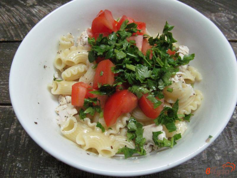 Фото приготовление рецепта: Теплый салат с макаронами и курицей шаг №5