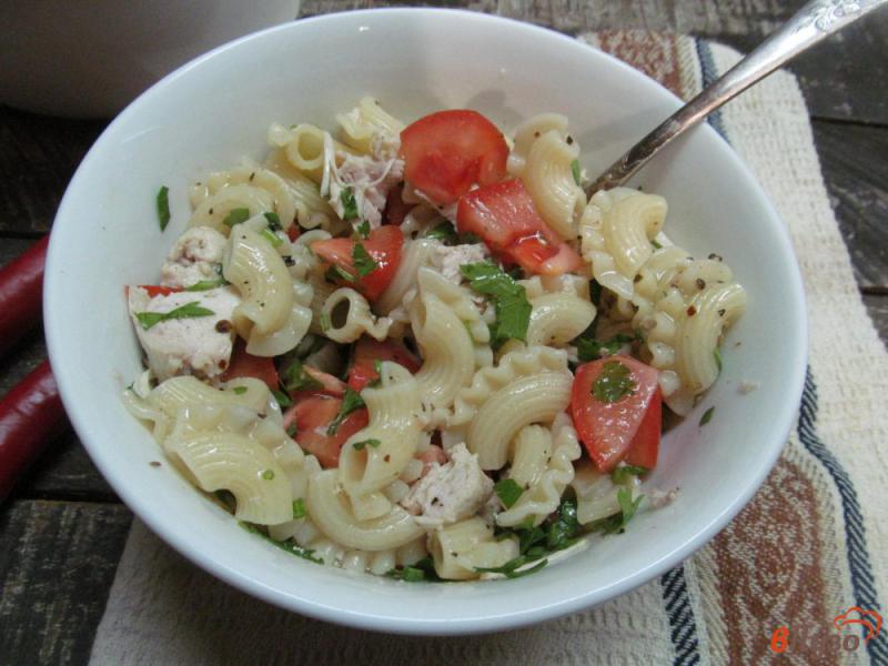 Фото приготовление рецепта: Теплый салат с макаронами и курицей шаг №6