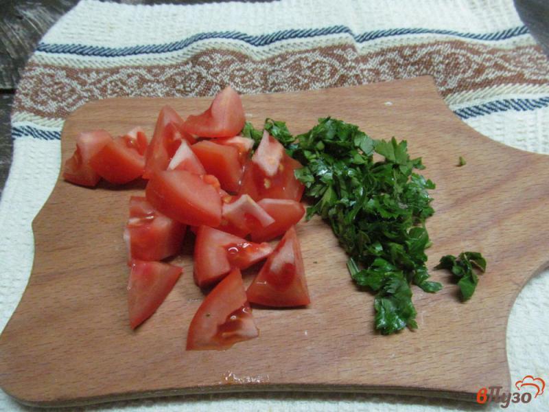 Фото приготовление рецепта: Теплый салат с макаронами и курицей шаг №4
