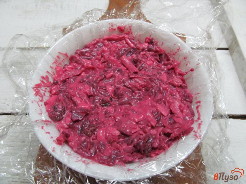 Фото приготовление рецепта: Салат из свеклы с изюмом и яблоком шаг №6