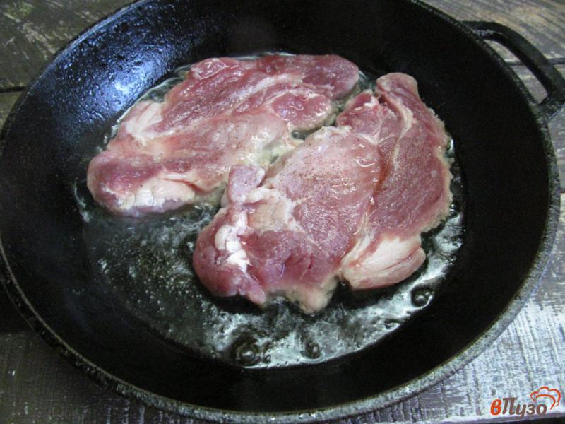 Фото приготовление рецепта: Жареная свинина под с соусом из щавеля с оливками шаг №5