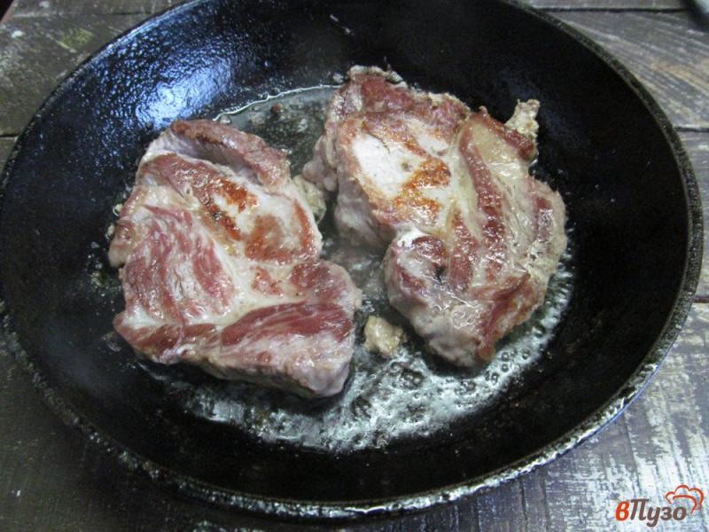 Фото приготовление рецепта: Жареная свинина под с соусом из щавеля с оливками шаг №6