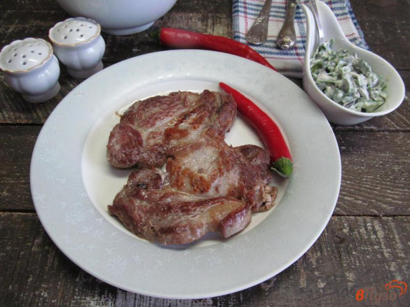 Фото приготовление рецепта: Жареная свинина под с соусом из щавеля с оливками шаг №7