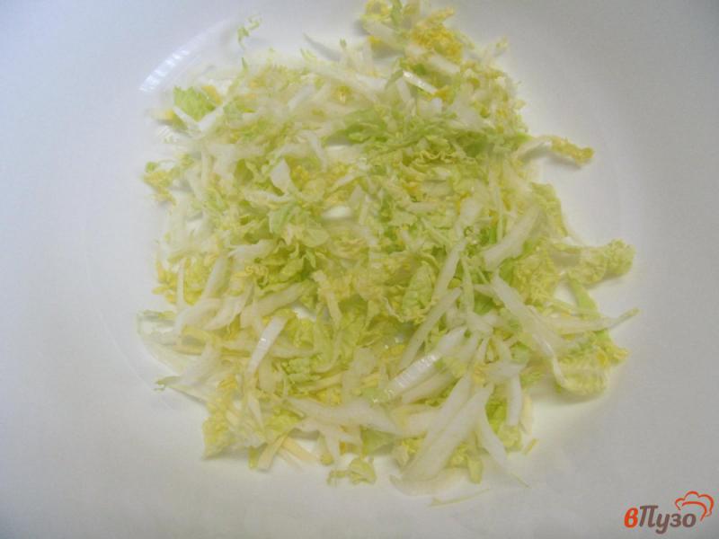 Фото приготовление рецепта: Салат из пекинской капусты с мандарином и сельдереем шаг №1