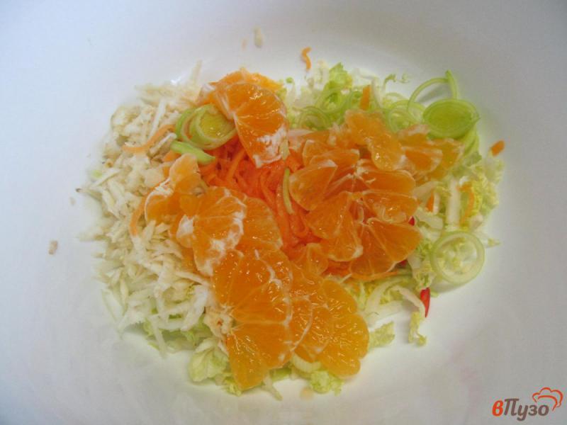 Фото приготовление рецепта: Салат из пекинской капусты с мандарином и сельдереем шаг №5