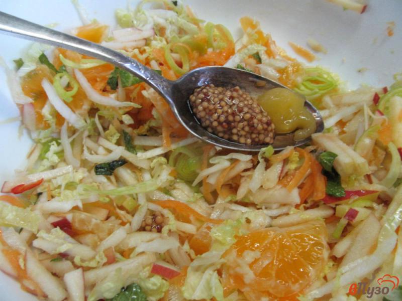 Фото приготовление рецепта: Салат из пекинской капусты с мандарином и сельдереем шаг №7