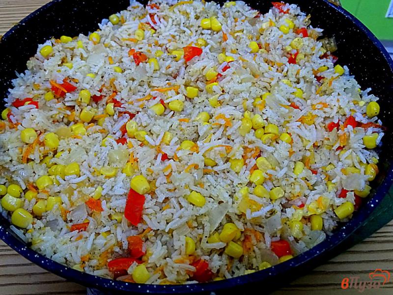 Фото приготовление рецепта: Рис с кукурузой и перцем шаг №9