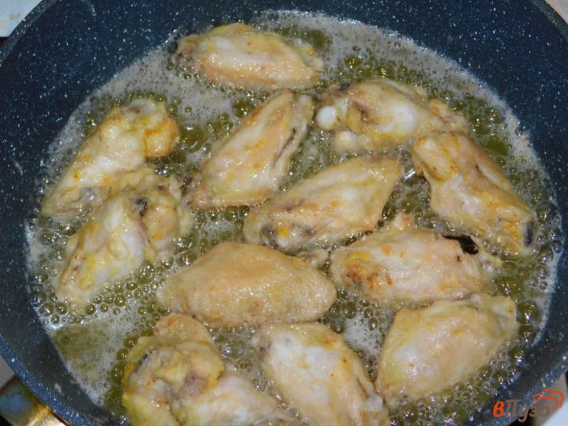 Фото приготовление рецепта: Куриные крылышки в панировке шаг №3