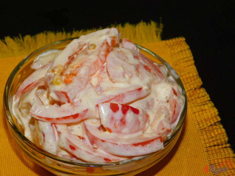 Фото приготовление рецепта: Помидорный салат с чесноком шаг №4