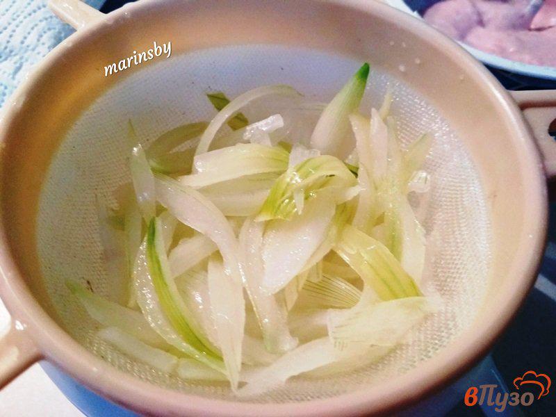 Фото приготовление рецепта: Слоеный салат из говяжьего, копченого языка шаг №2