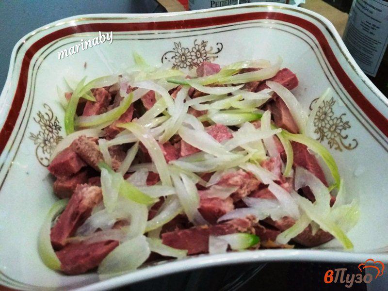 Фото приготовление рецепта: Слоеный салат из говяжьего, копченого языка шаг №7