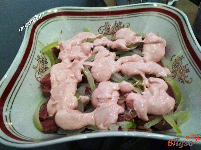 Фото приготовление рецепта: Слоеный салат из говяжьего, копченого языка шаг №8