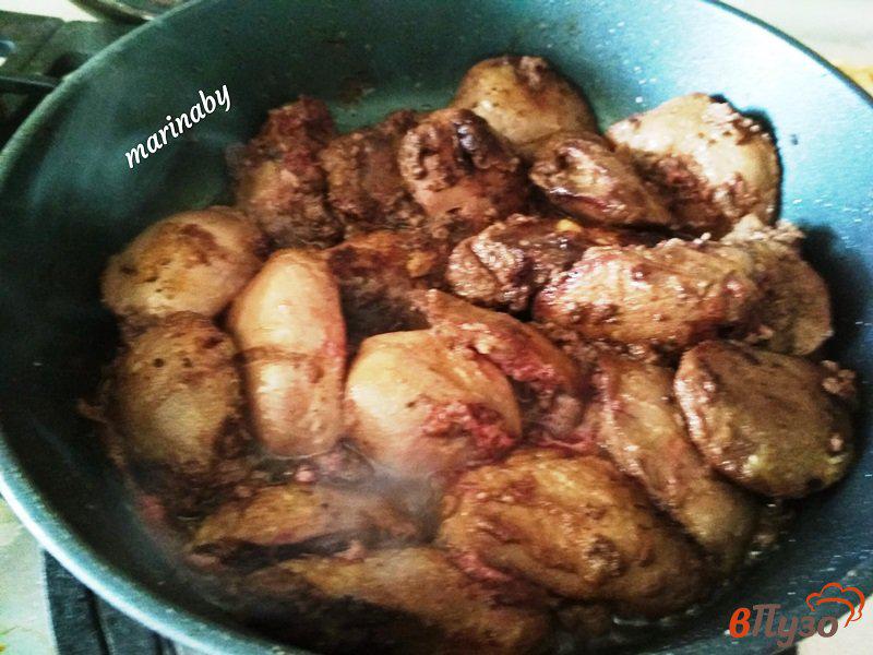 Фото приготовление рецепта: Тушеная печень индейки в соусе с картофельным пюре шаг №4
