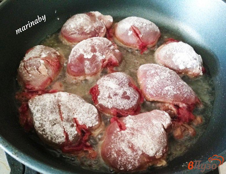Фото приготовление рецепта: Тушеная печень индейки в соусе с картофельным пюре шаг №3
