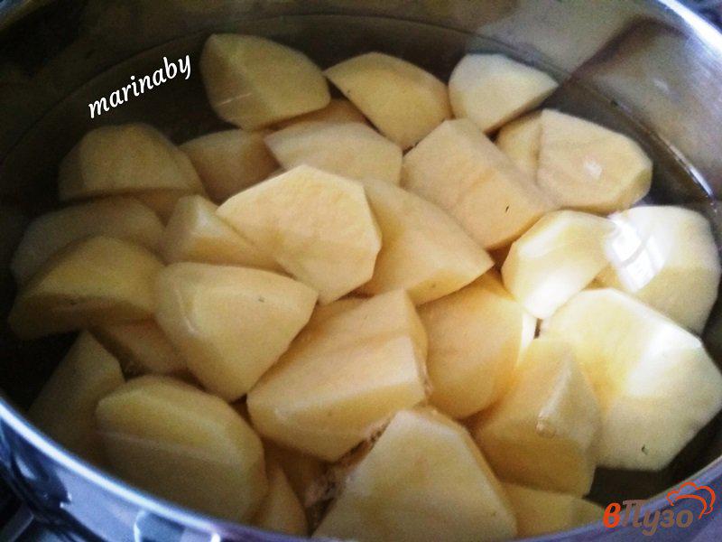 Фото приготовление рецепта: Тушеная печень индейки в соусе с картофельным пюре шаг №8