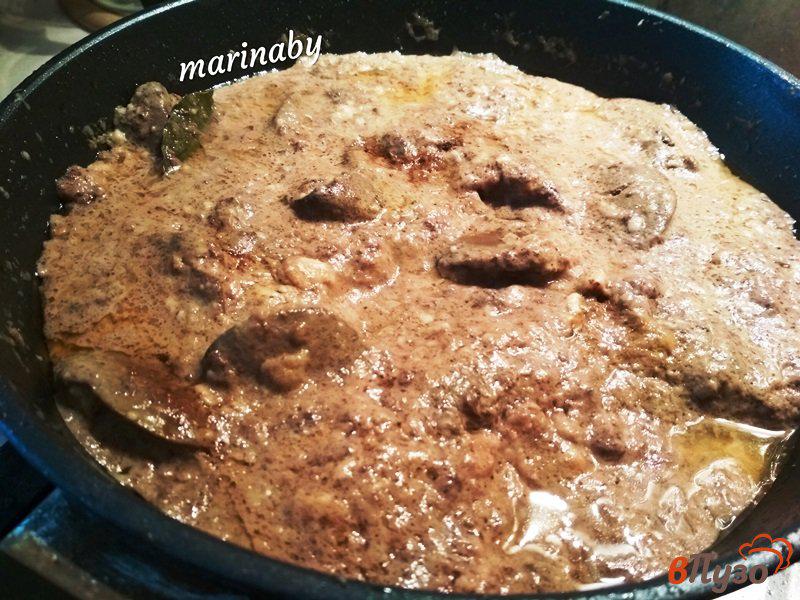 Фото приготовление рецепта: Тушеная печень индейки в соусе с картофельным пюре шаг №11