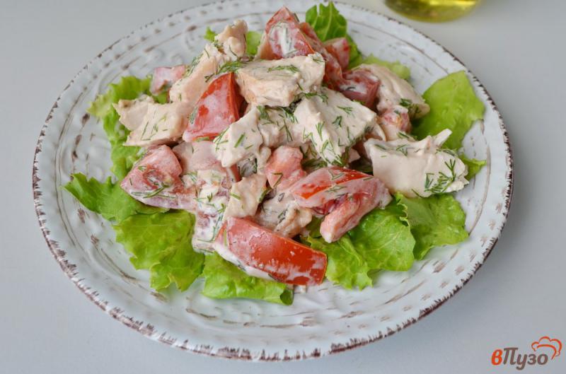 Фото приготовление рецепта: Куриный салат с помидорами шаг №7