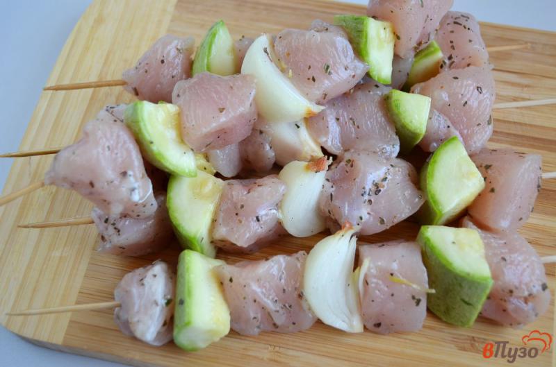 Фото приготовление рецепта: Шашлык из куриного филе с овощами + рецепт соуса шаг №4