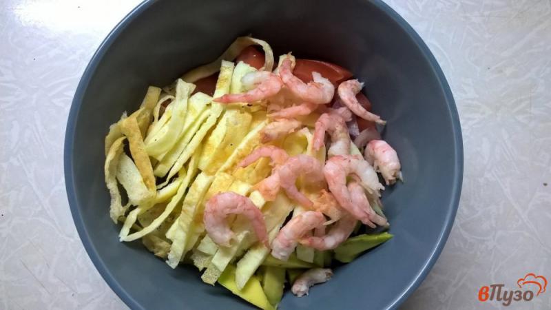 Фото приготовление рецепта: Салат с креветками и авокадо шаг №5