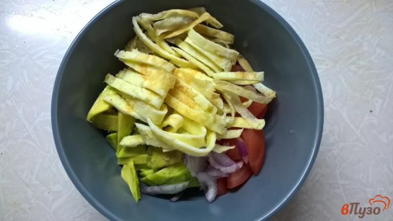 Фото приготовление рецепта: Салат с креветками и авокадо шаг №4