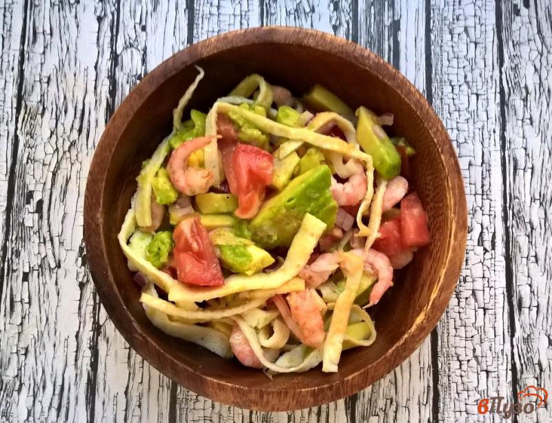 Фото приготовление рецепта: Салат с креветками и авокадо шаг №6