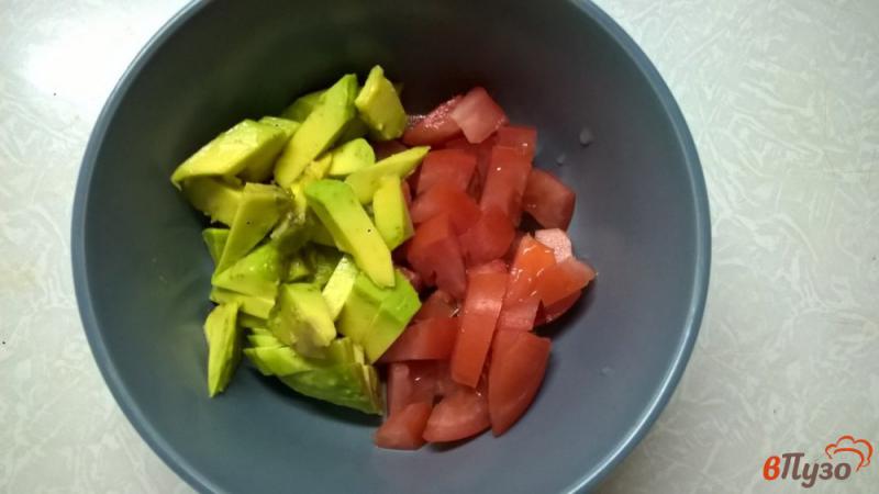 Фото приготовление рецепта: Салат с креветками и авокадо шаг №3