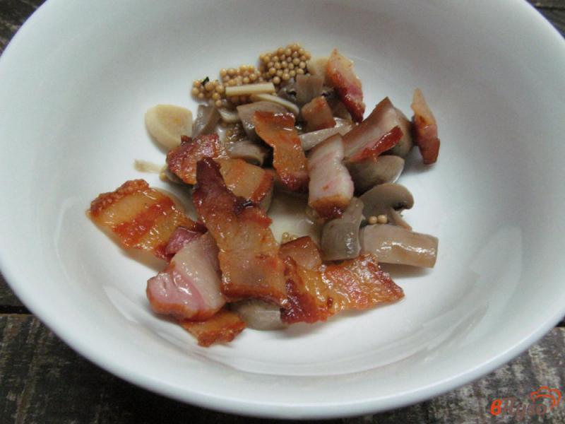 Фото приготовление рецепта: Картофельный салат с беконом и грибами шаг №2