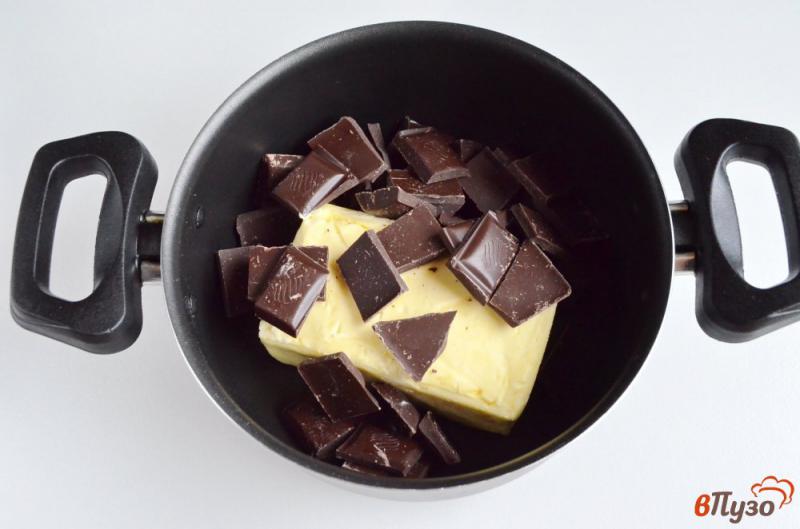 Фото приготовление рецепта: Шоколадные пирожные со вкусом миндаля шаг №2