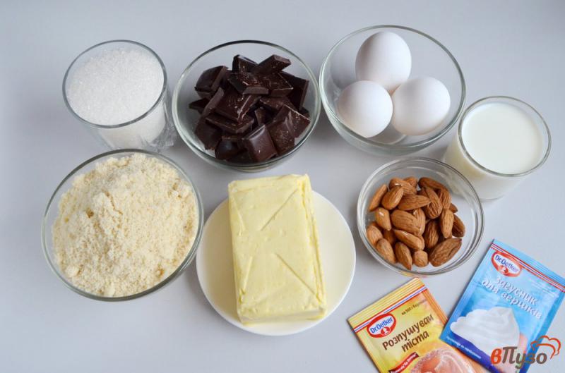 Фото приготовление рецепта: Шоколадные пирожные со вкусом миндаля шаг №1